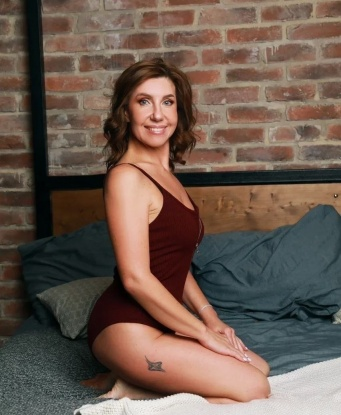 Нежная, страстная и чувственная красотка приглашает провести время в атмосфере безудержного влечения и удовольствия. Гарантирую полное погружение в мир страсти. 942, 48 лет