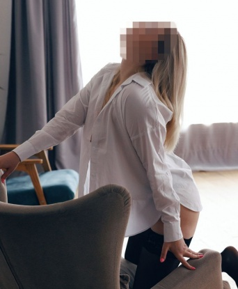 Мои услуги сделают тебя счастливым: классический секс, оральные ласки, разные позы, массаж и многое другое. Приглашаю в уютное гнездышко в центре Москвы или могу приехать к тебе. Я гарантирую анонимность, безопасность и полное удовлетворение. Мои клиенты всегда остаются довольными и оставляют положительные отзывы. У меня есть фото, чтобы ты мог убедиться сам. Жду встречи с нетерпением! 🌹😘 5806, 22 года